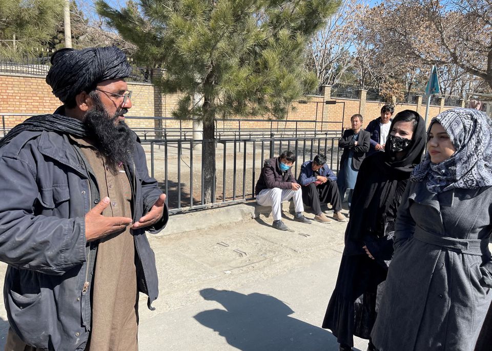 TALIBANES EN AFGANISTAN SUSPENDEN EDUCACION UNIVERSITARIA A LAS MUJERES